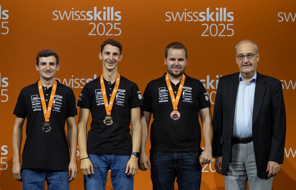 Mit der Goldmedaille auf dem Podest: Tim Basler (Mitte) aus Esslingen zusammen mit den Zweit- und Drittplatzierten sowie Bundesrat Guy Parmelin. Metallbauer/-in, Metallbauer/-in EFZ, Constructeur métallique CFC / Constructrice métallique CFC, Metalcostruttore AFC / Metalcostruttrice AFC, Tim Basler (1./GOLD), Joël Magnin (2./SILBER), Julian Bacher (3./BRONZE) Siegerehrung - Remise des prix - Cerimonia di premiazione , © SwissSkills / Manu Friedrich